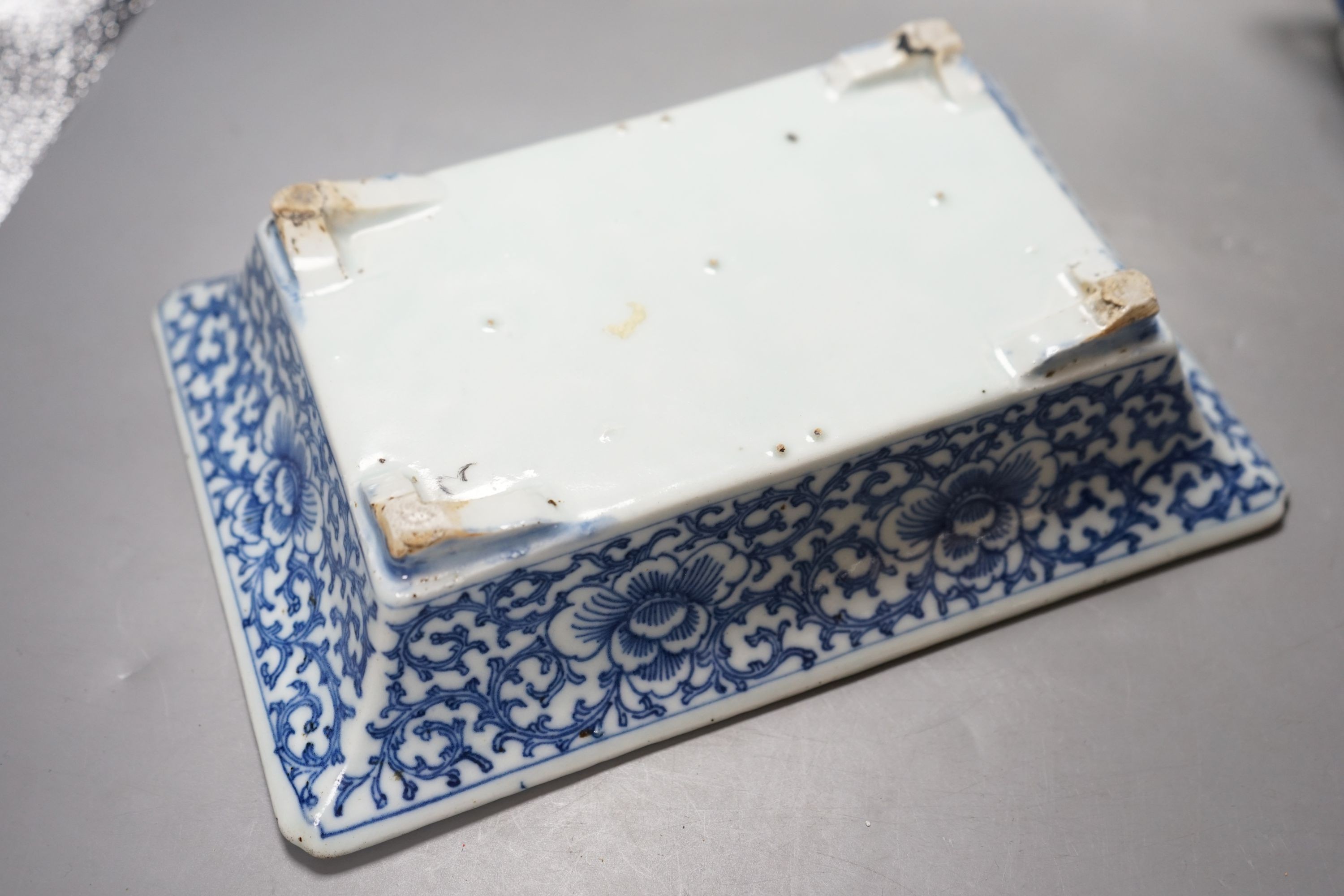 A Chinese blue and white bulb dish and a three piece teaset, a Delft plate and an English porcelain plate, 18th/19th century 23cm